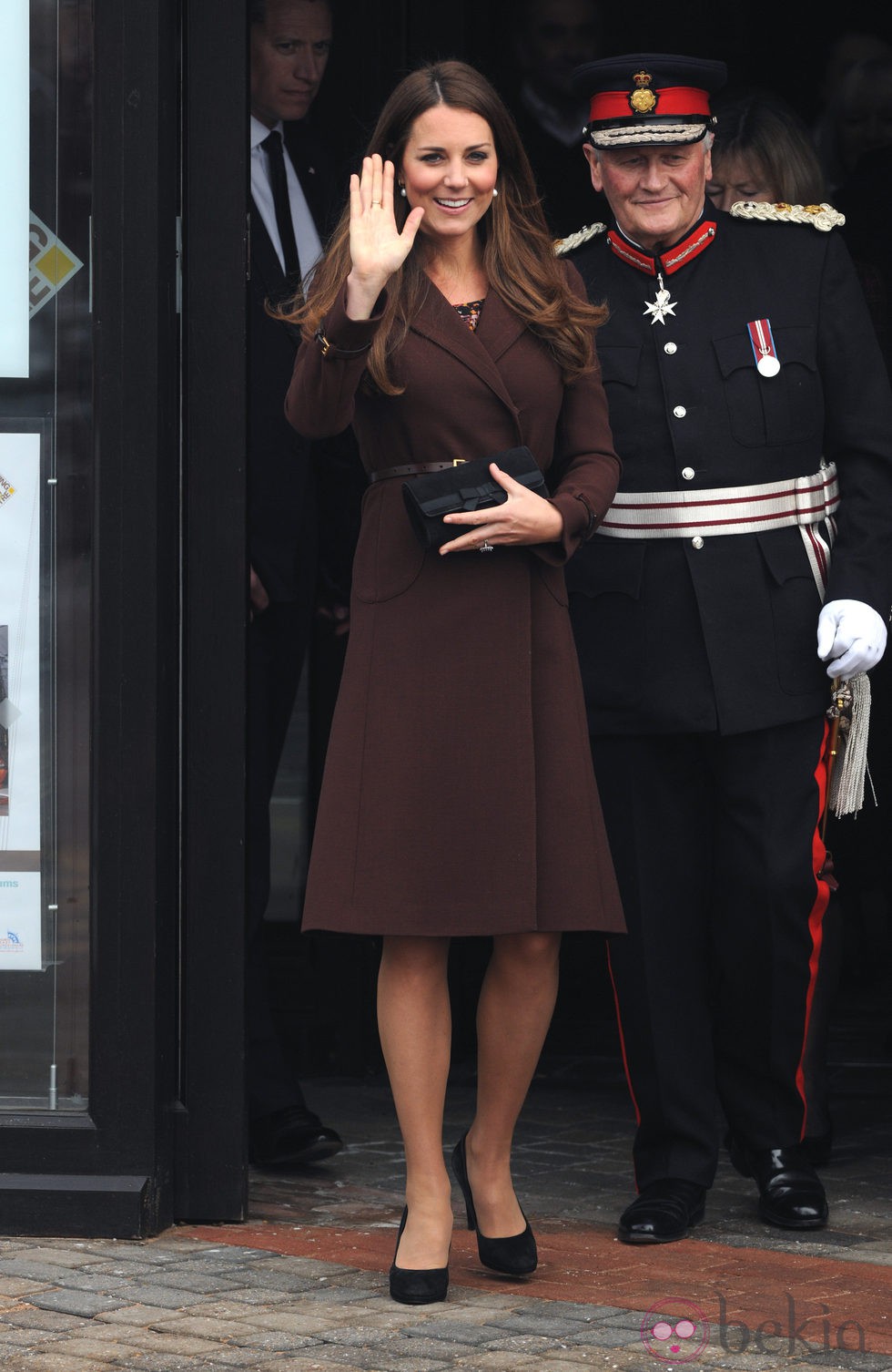 Kate Middleton con un abrigo marrón y vestido estampado