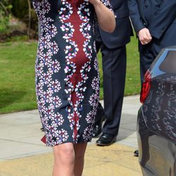 Kate Middleton con un vestido floral estampado y manga tres cuartos