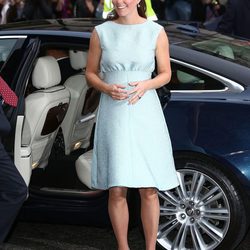 Kate Middleton con un vestido línea A en color azul turquesa