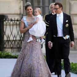 Victoria de Suecia con un vestido malva con bordados en la boda de Magdalena de Suecia y Chris O'Neill