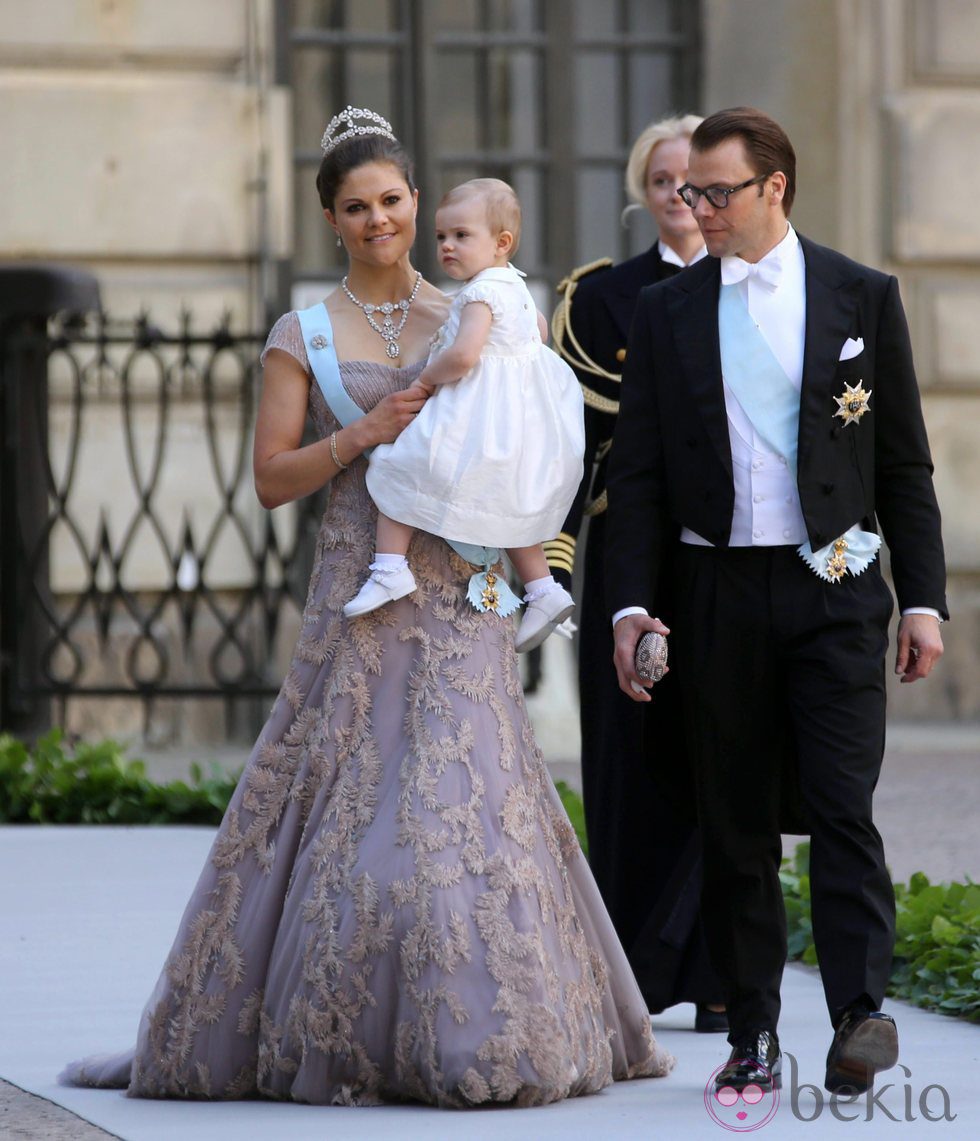 Victoria de Suecia con un vestido malva con bordados en la boda de Magdalena de Suecia y Chris O'Neill