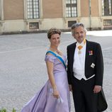 La Princesa Marta Luisa de Noruega con un vestido violeta en la boda de Magdalena de Suecia y Chris O'Neill