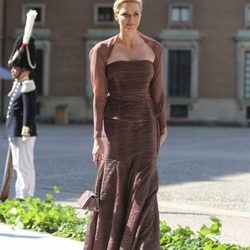 La Princesa Charlene de Mónaco con  un vestido marrón peplum en la boda de Magdalena de Suecia y Chris O'Neill