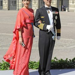 Mary de Dinamarca con un vestido de encaje coral en la boda de Magdalena de Suecia y Chris O'Neill