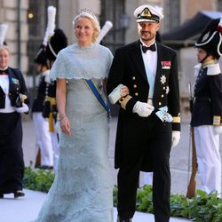La Princesa Mette-Marit de Noruega con un vestido azul pastel en la boda de Magdalena de Suecia y Chris O'Neill