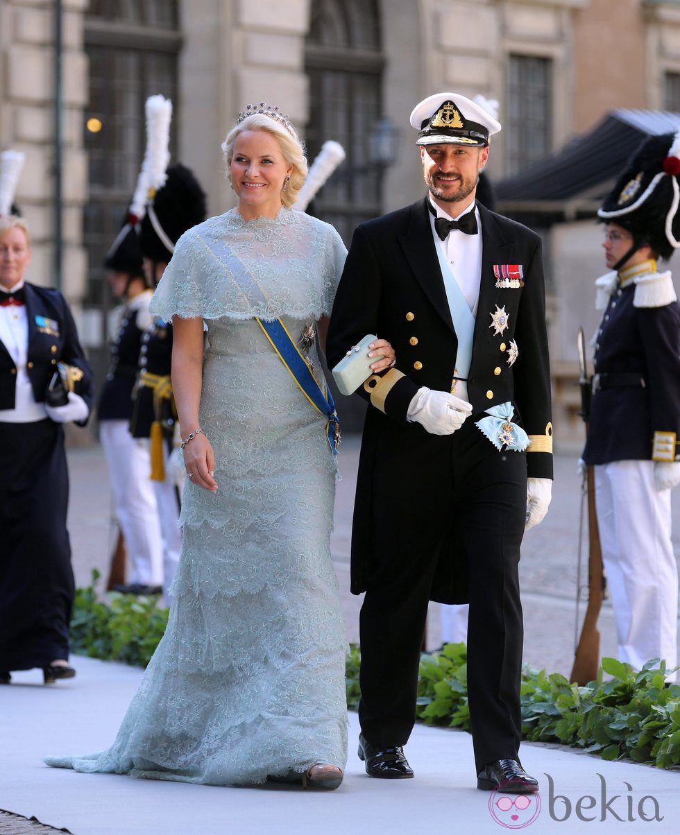 La Princesa Mette-Marit de Noruega con un vestido azul pastel en la boda de Magdalena de Suecia y Chris O'Neill