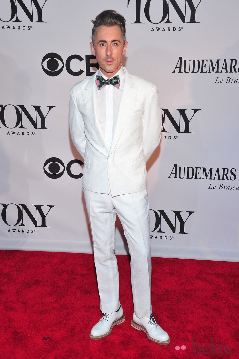 Alan Cumming con un esmoquin blanco en la gala de los premios Tony 2013