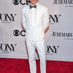 Alan Cumming con un esmoquin blanco en la gala de los premios Tony 2013