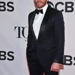 Jake Gyllenhaal con esmoquin negro en la gala de los premios Tony 2013