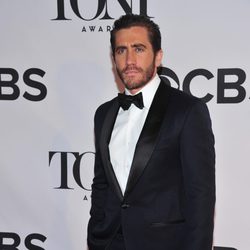 Jake Gyllenhaal con esmoquin negro en la gala de los premios Tony 2013