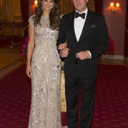 Chris O'Neill con un esmoquin negro en la cena de gala previa a su boda
