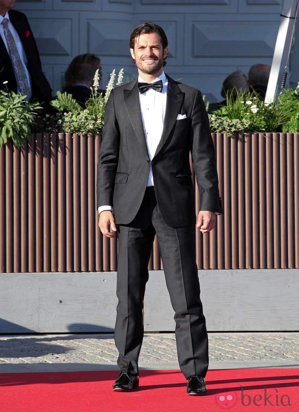 Carlos Felipe de Suecia con un esmoquin negro y pañuelo blanco