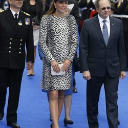 Kate Middleton con un vestido bicolor de estampado print