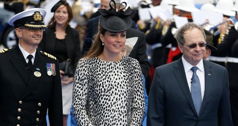 Kate Middleton con un vestido bicolor de estampado print