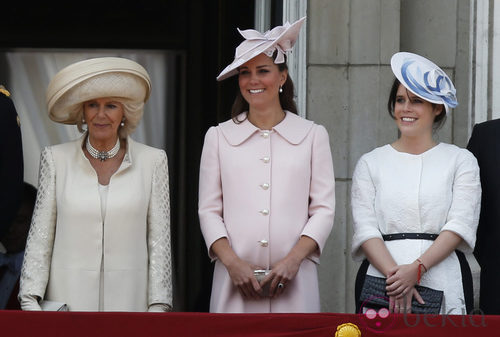 La duquesa de Cambridge con un abrigo y tocado rosa pastel
