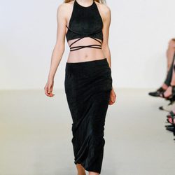 Crop top y falda negros de la colección Resort 2014 de Calvin Klein