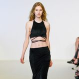 Crop top y falda negros de la colección Resort 2014 de Calvin Klein