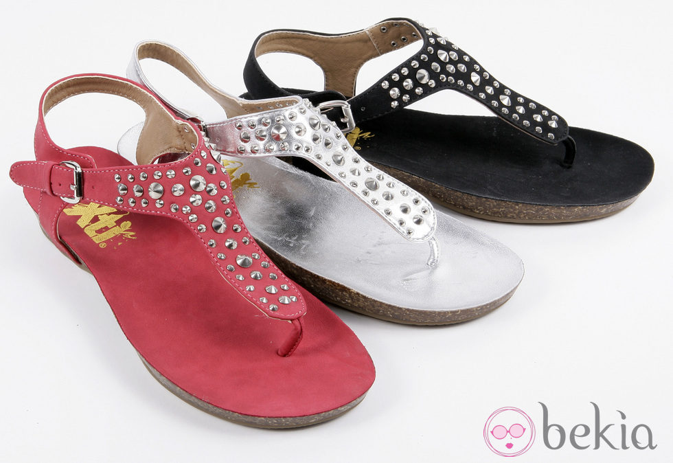 Sandalias de colores con tachuelas de la colección 'Innovación' primavera/verano 2013 de XTI