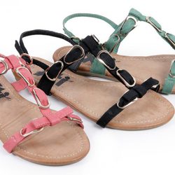 Sandalias con adornos hebilla de la colección 'Innovación' primavera/verano 2013 de XTI