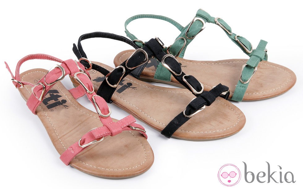 Sandalias con adornos hebilla de la colección 'Innovación' primavera/verano 2013 de XTI