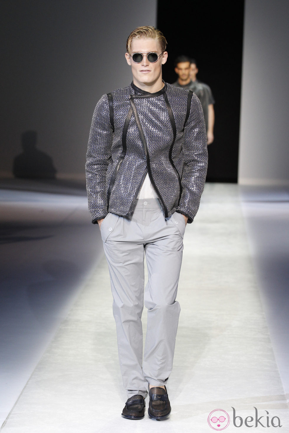 Chaqueta gris de la colección primavera/verano 2014 de Emporio Armani en la Semana de la Moda de Milán