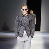 Chaqueta gris de la colección primavera/verano 2014 de Emporio Armani en la Semana de la Moda de Milán