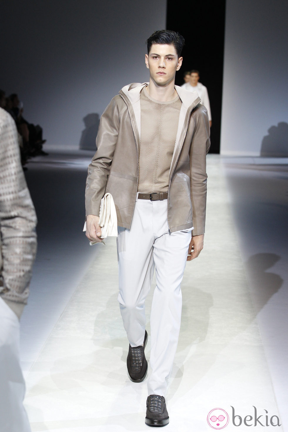 Pantalón blanco de la colección primavera/verano 2014 de Emporio Armani en la Semana de la Moda de Milán