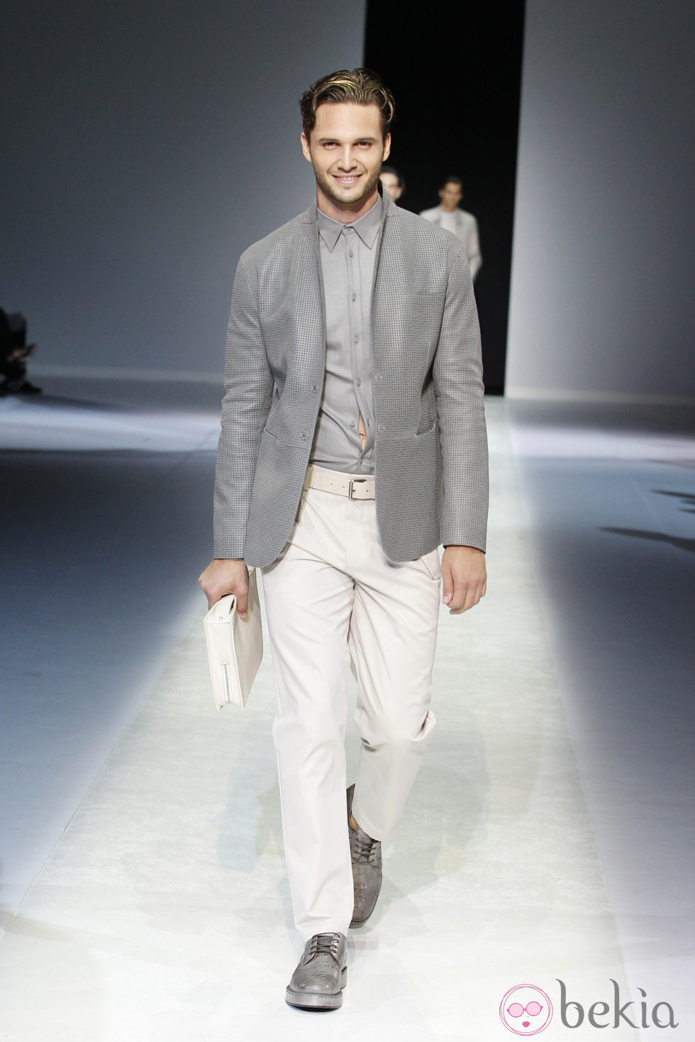 Chaqueta y camisa grises de la colección primavera/verano 2014 de Emporio Armani en la Semana de la Moda de Milán
