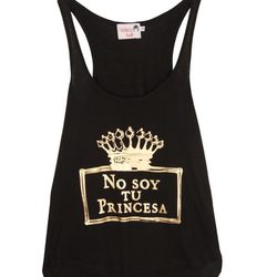 Camiseta negra 'No soy tu princesa' de Dolores Promesas