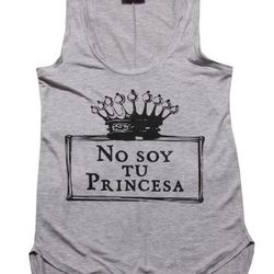 Camiseta gris 'No soy tu princesa' de Dolores Promesas