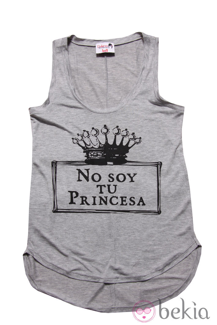 Camiseta gris 'No soy tu princesa' de Dolores Promesas