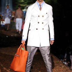 Abrigo blanco de la colección primavera/verano 2014 de DSquared2 en la Semana de la Moda de Milán