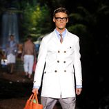 Abrigo blanco de la colección primavera/verano 2014 de DSquared2 en la Semana de la Moda de Milán