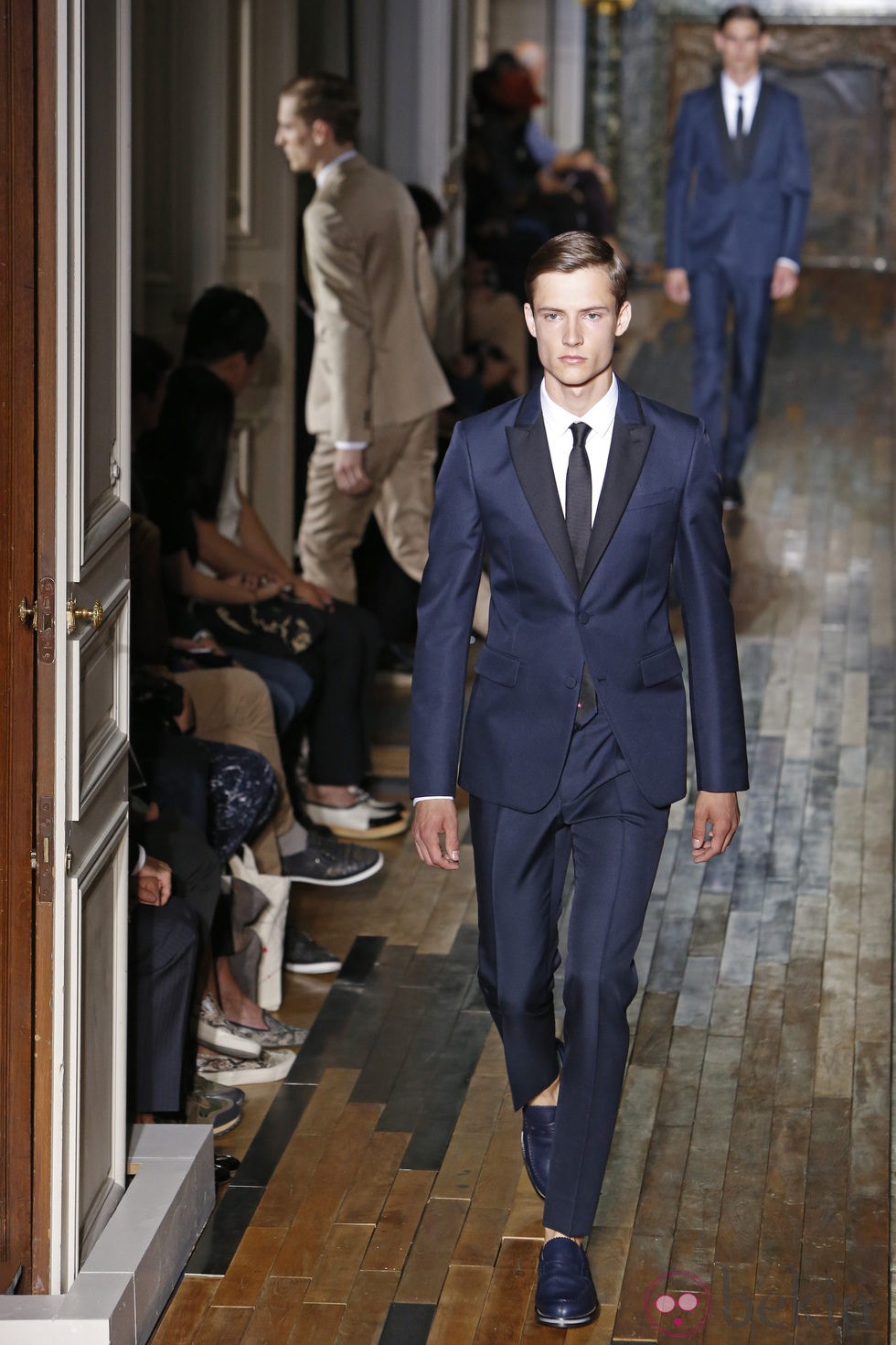 Traje con corbata de la colección primavera/verano 2014 de Valentino en la Semana de la Moda de París