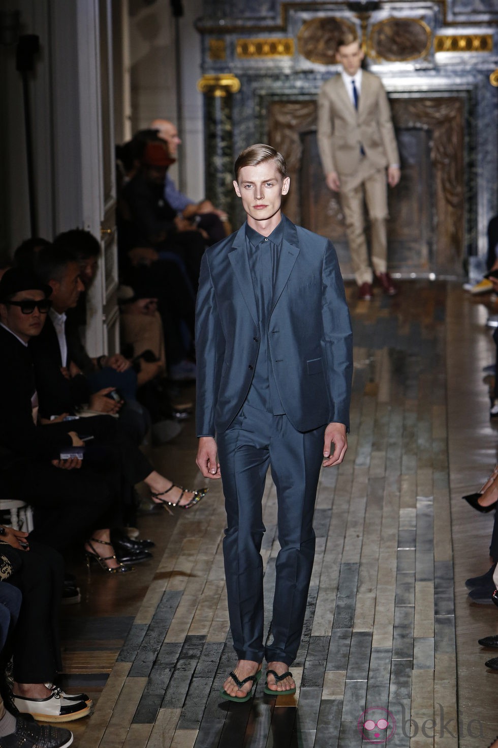 Traje azul de la colección primavera/verano 2014 de Valentino en la Semana de la Moda de París