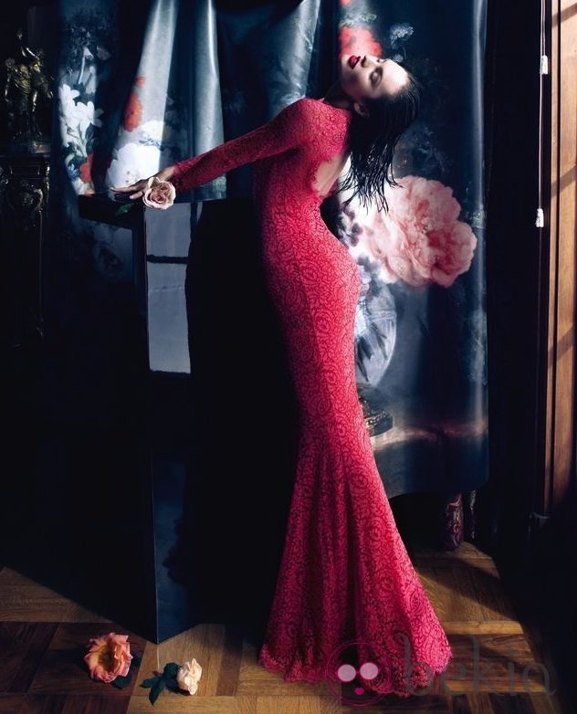 Candice Swanepoel con un vestido rojo del otoño/invierno 2013/2014 de Blumarine