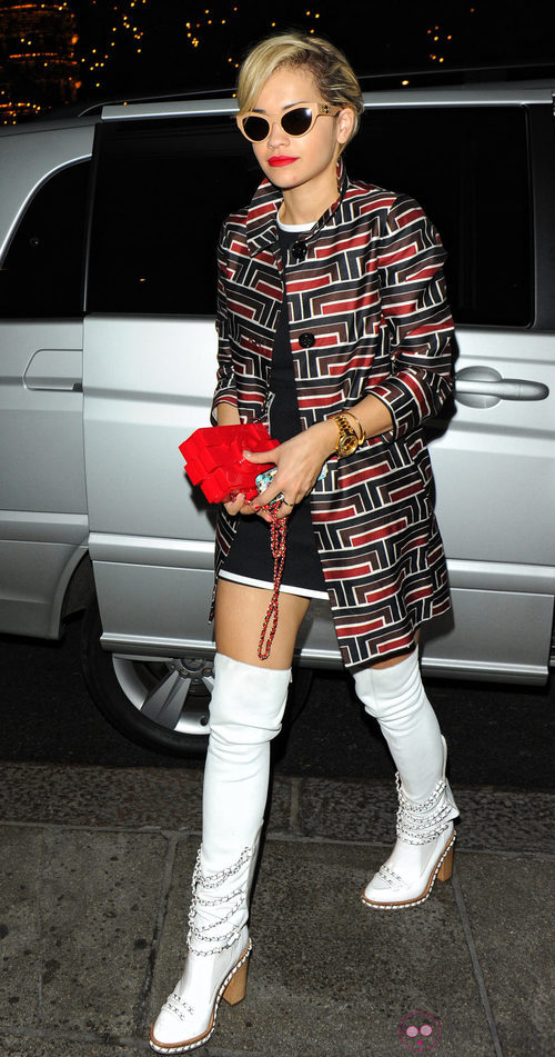 Rita Ora con el bolso de Chanel con forma de pieza de Lego