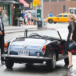 Scarlett Johannson y Matthew McConaughey subiendo a un coche durante el rodaje de un spot en Nueva York