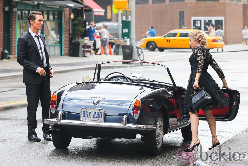 Scarlett Johannson y Matthew McConaughey subiendo a un coche durante el rodaje de un spot en Nueva York