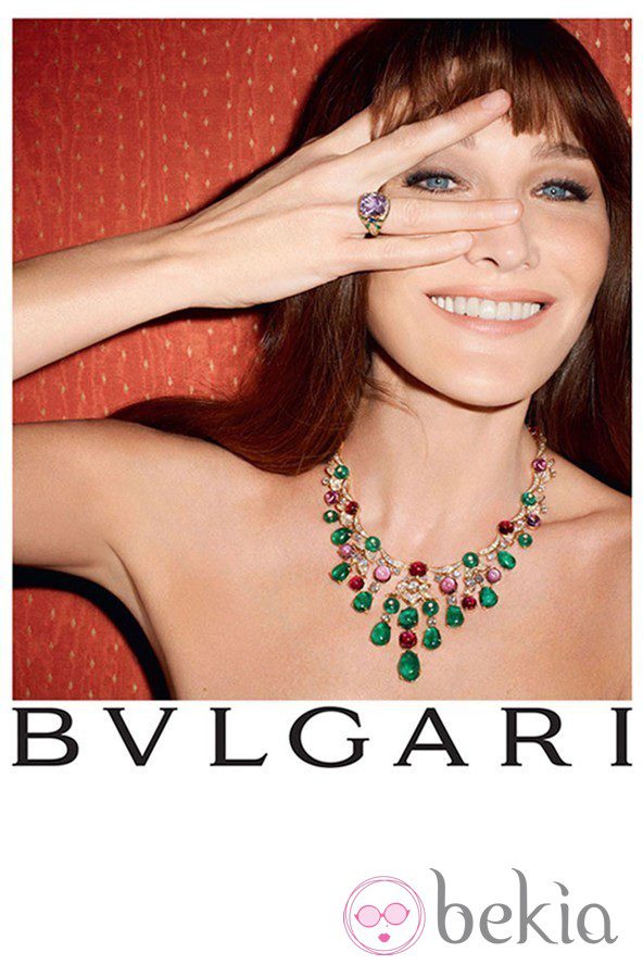 Carla Bruni con anillo y colgante de Bulgari