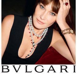 Carla Bruni posa con un collar de perlas de Bulgari