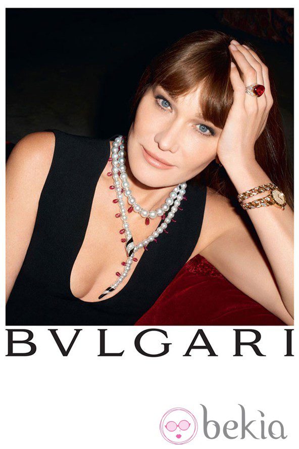 Carla Bruni posa con un collar de perlas de Bulgari