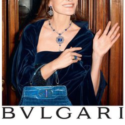 Carla Bruni posando con las nuevas piezas de joyería de Bulgari