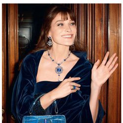 Carla Bruni posando con las nuevas piezas de joyería de Bulgari