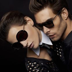 Jon Kortajarena y Saskia de Brauw posando para la campaña de Karl Lagerfeld Eyewear
