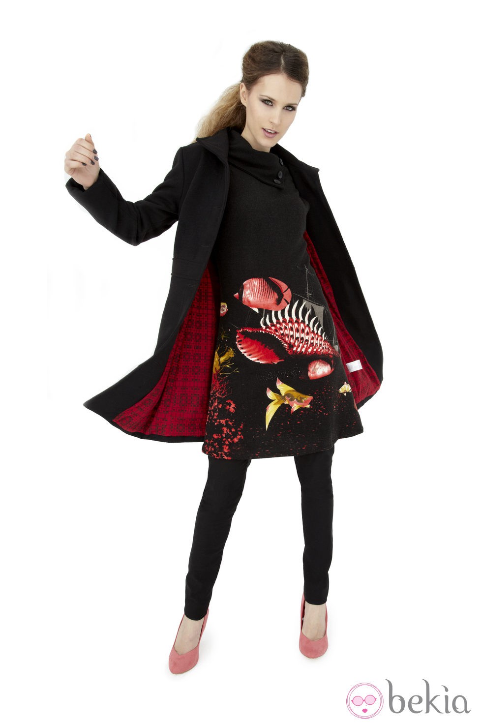 Vestido y abrigo negros de la colección otoño/invierno 2013/2014 de Smash!