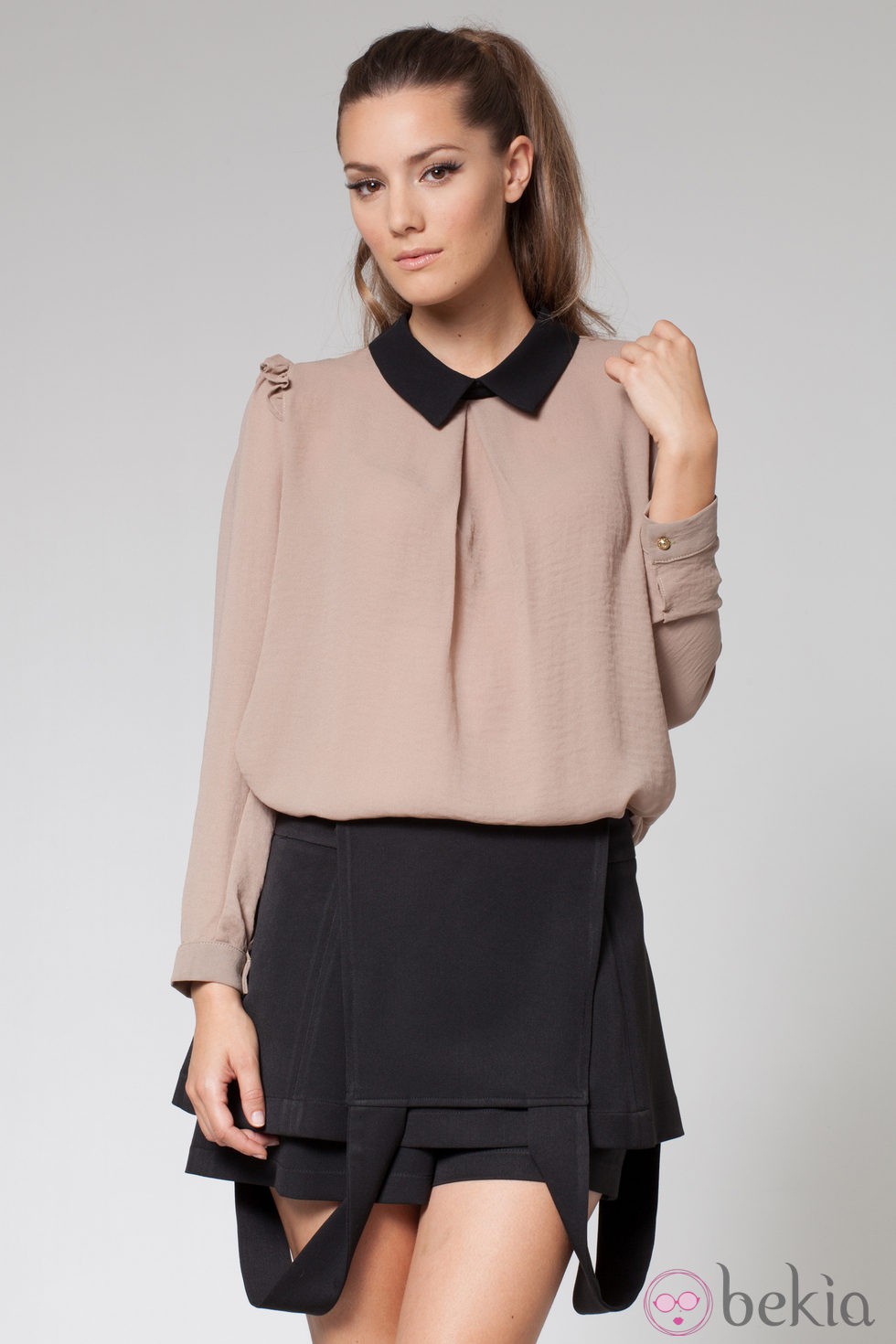 Blusa marrón con cuello negro de la colección otoño/invierno 2013 de Poète