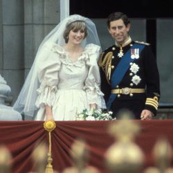 Diana de Gales asomada al balcón tras contraer matrimonio con el Príncipe Carlos