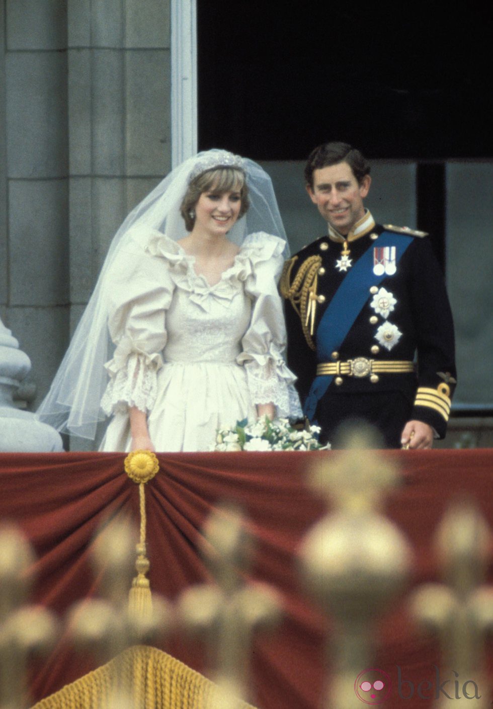 Diana de Gales asomada al balcón tras contraer matrimonio con el Príncipe Carlos