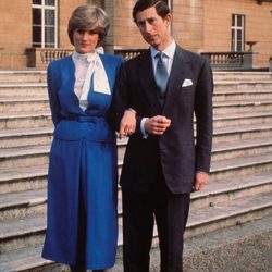 Lady Di con un vestido azul en la pedida de mano del Príncipe Carlos
